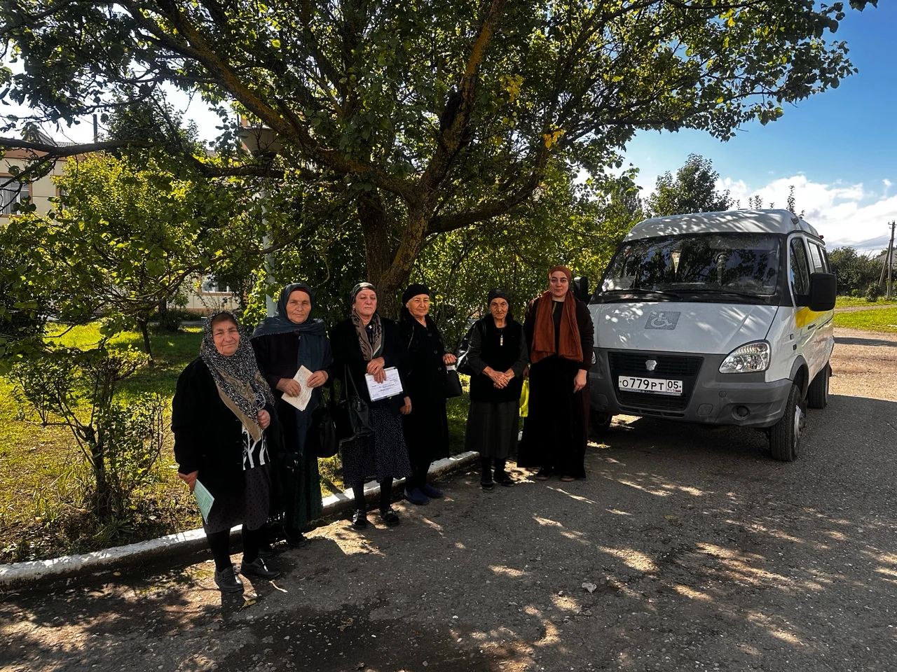 🚐 Мобильная бригада доставила пожилых жителей села Новая Мака на диспансеризацию