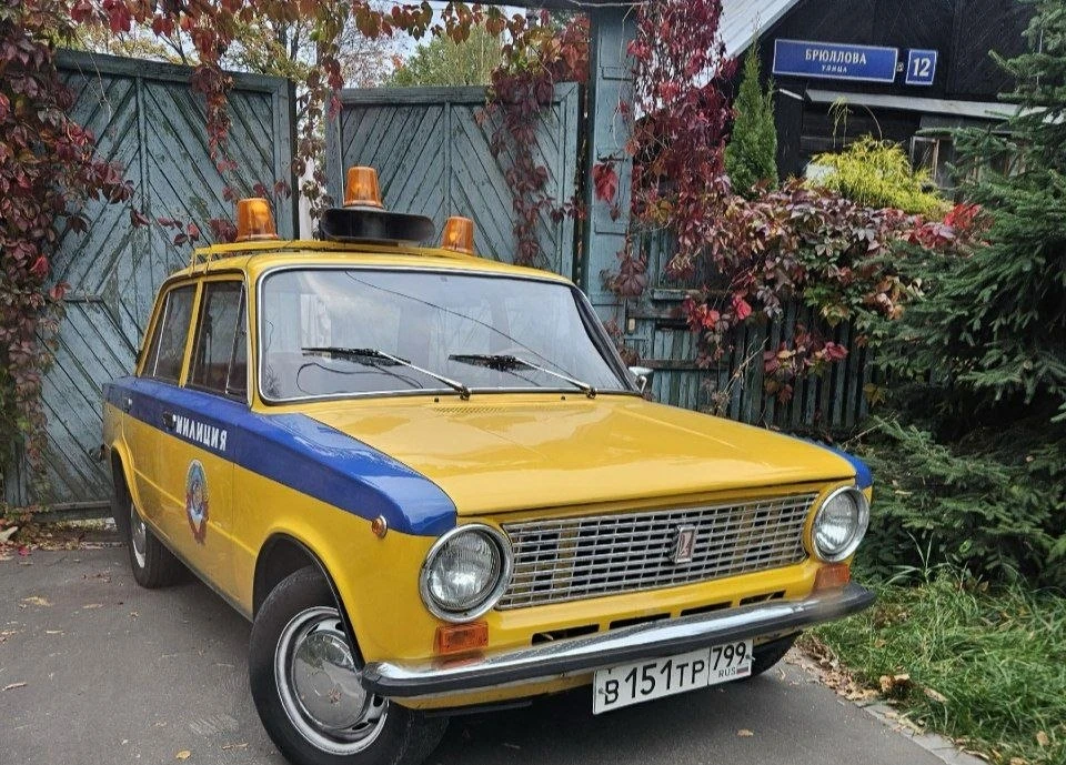 🚔 Раритетный автомобиль милиции заметили в Посёлке художников