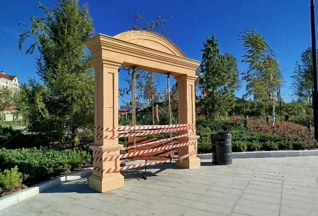 На обновленной набережной у Омской крепости сломались качели и пришло в негодность покр...