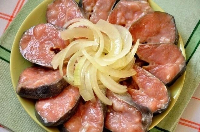 СОЛЁНАЯ ГОРБУША В МАСЛЕ С ЛУКОМ