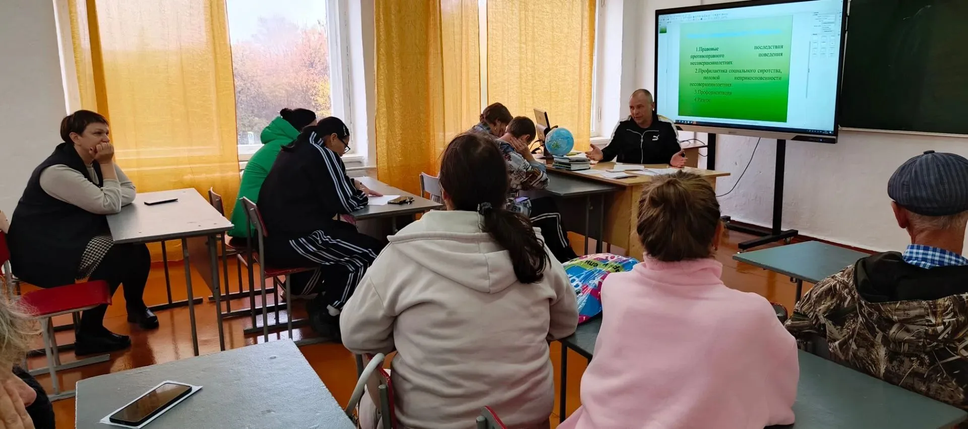 На прошлой  неделе в нашей школе  прошло общешкольное собрание.
