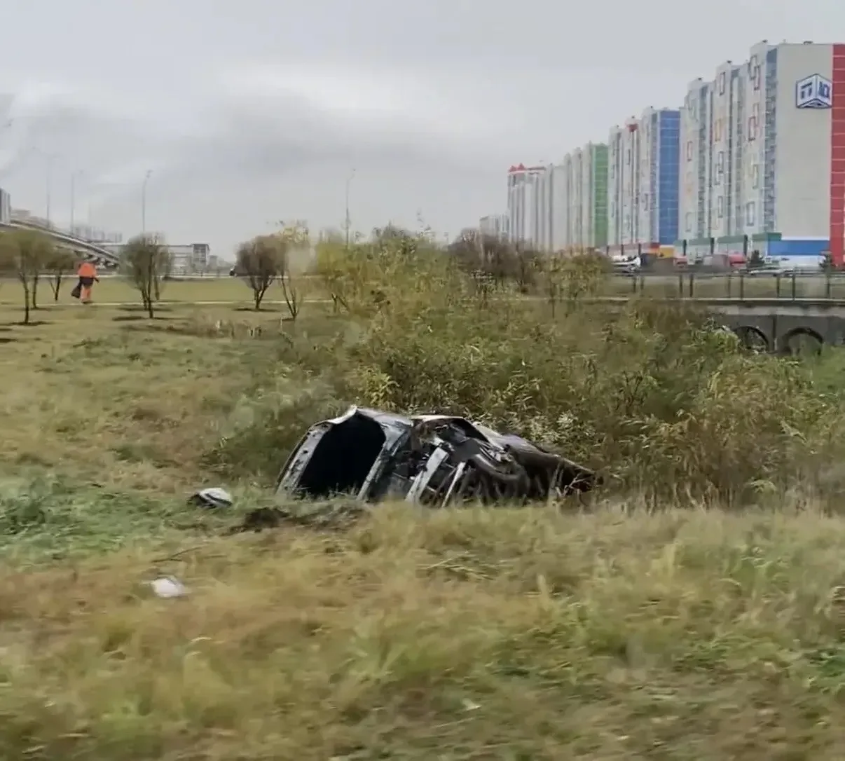 Автомобиль каршеринга «Яндекса» попал в ДТП — машина оказалась в овраге