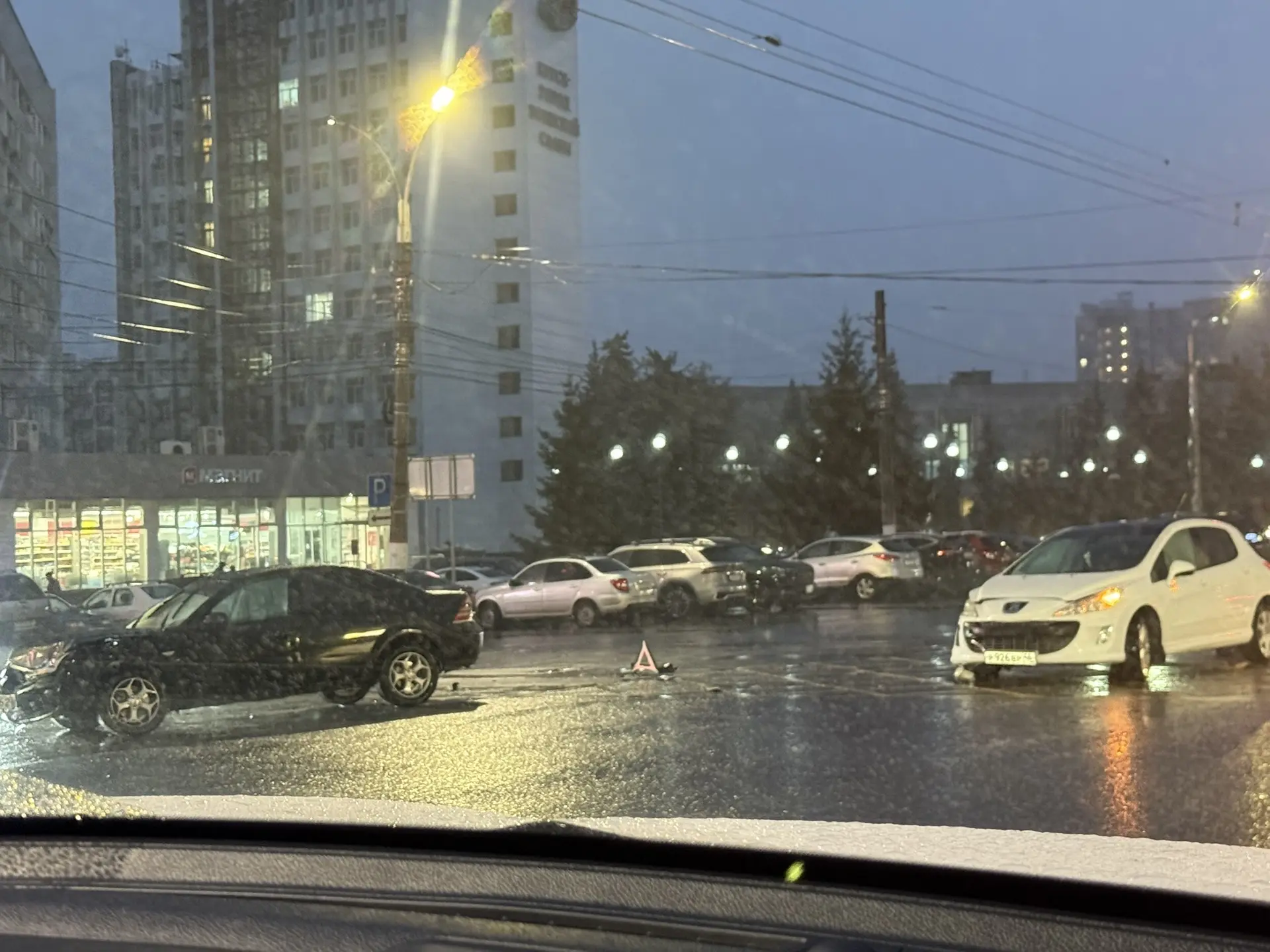 Нам пишут: «На Карла Маркса, у 10-й Европы, ДТП. Столкнулись два автомобиля. Пробка в с...