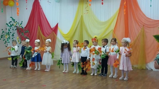 🍁 Ребята средней группы «Кораблик» побывали в гостях у Осени — и это было настоящее во...