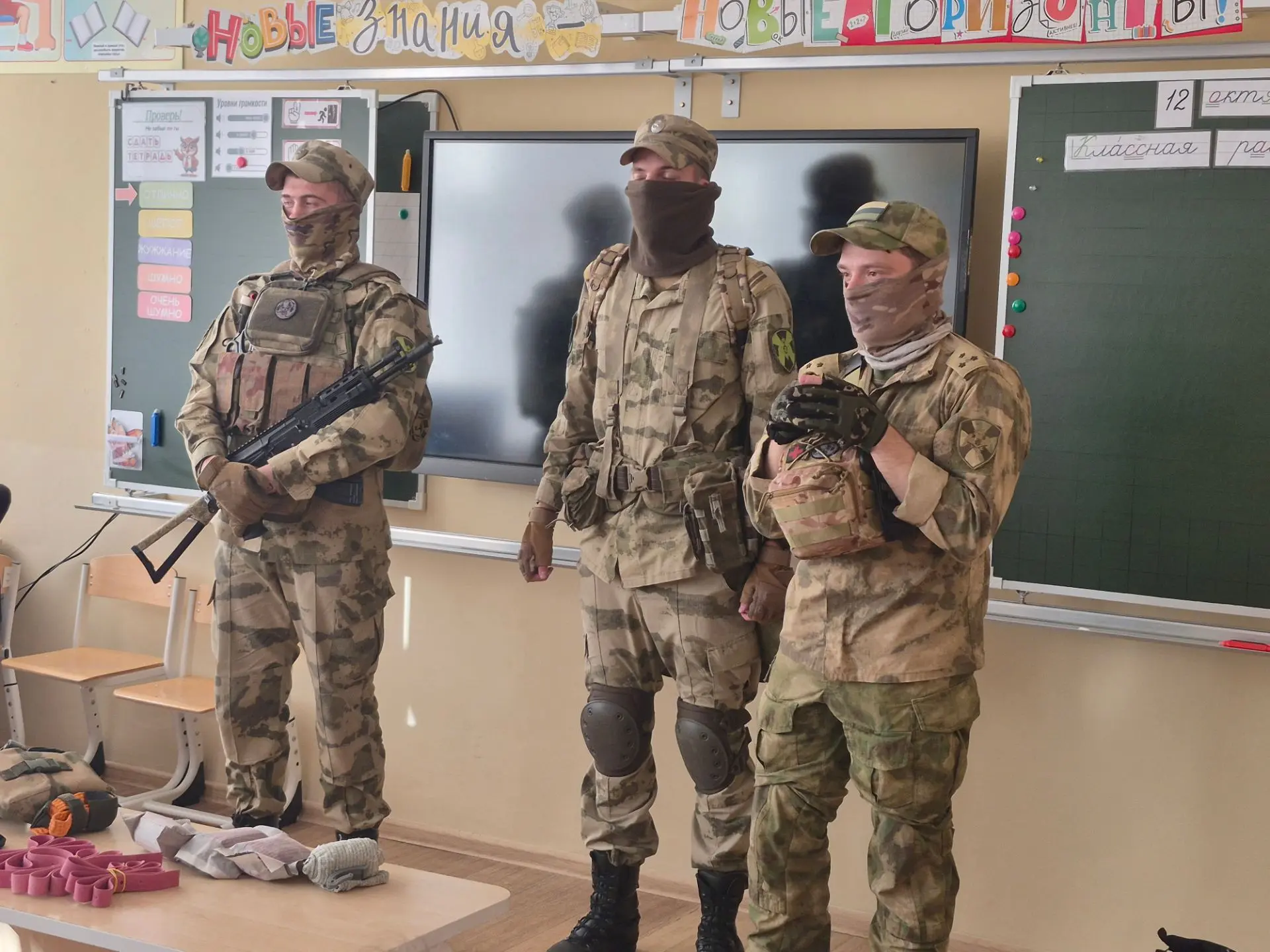 Урок мужества и практики: военнослужащие научили ребят оказывать первую помощь.