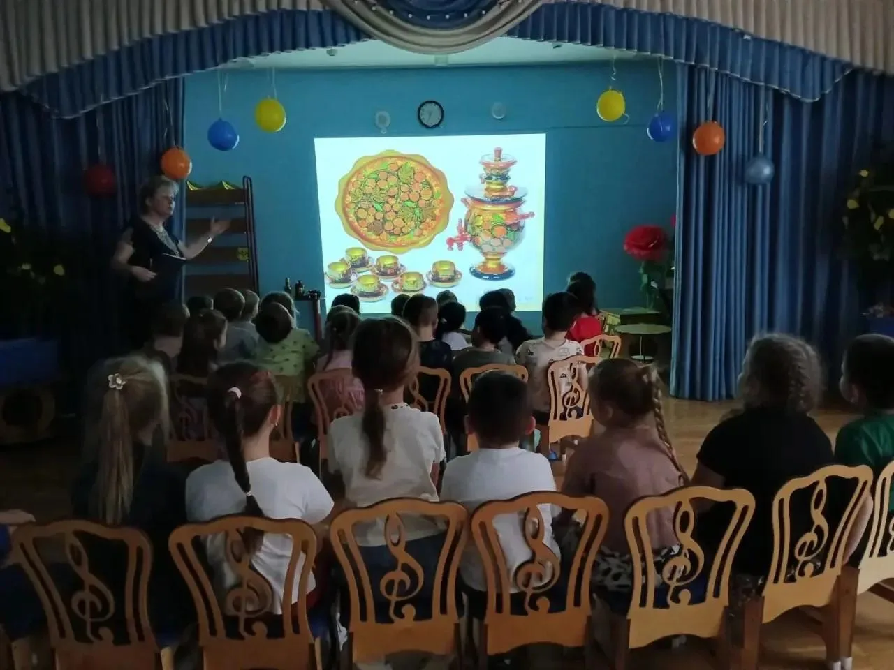 🎨 Народные промыслы: знакомимся с хохломой!