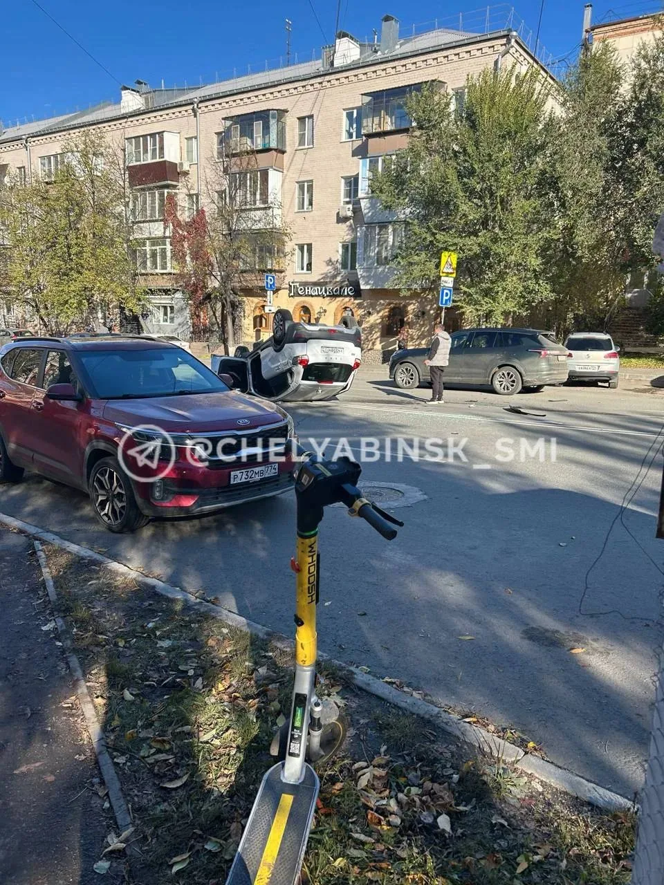 ​🚗 Легковушка перевернулась на Елькина и перегородила двойную сплошную