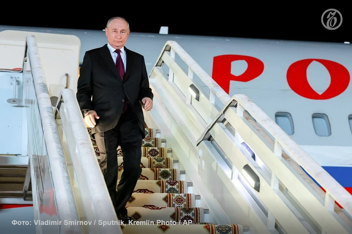 Владимир Путин, опоздавший на гастровыставку и приехавший только к общему ужину (что ж,...
