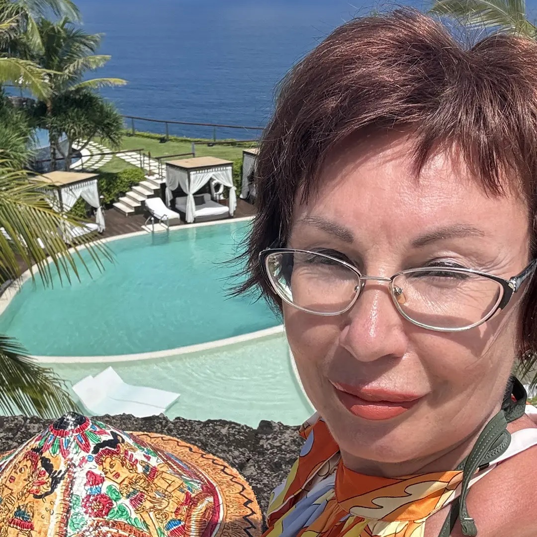 Логотип канала Путешествую и зарабатываю.