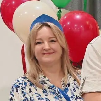 Оксана Сыса шьет