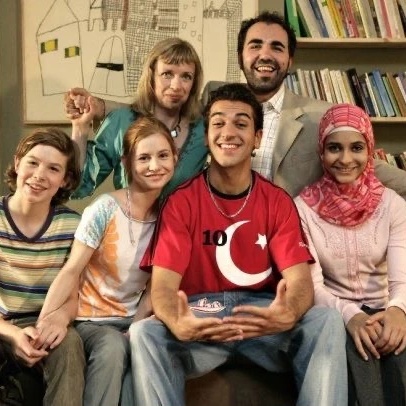 Логотип канала Сериал и фильм "Турецкий для начинающих" 16+