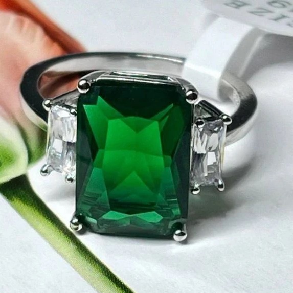 Бижутерия, серебро, камни.