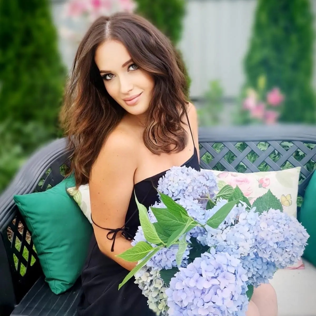 Логотип канала Огород круглый год с Miss Freni