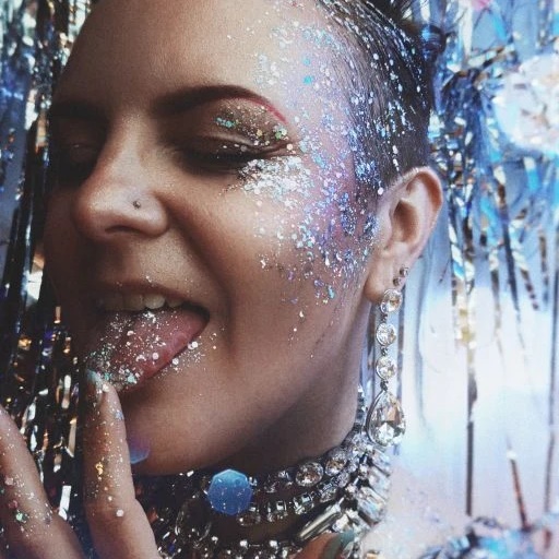 Катя, вино и блёстки